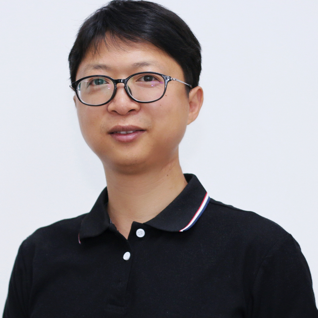 洪飞照片方形.png